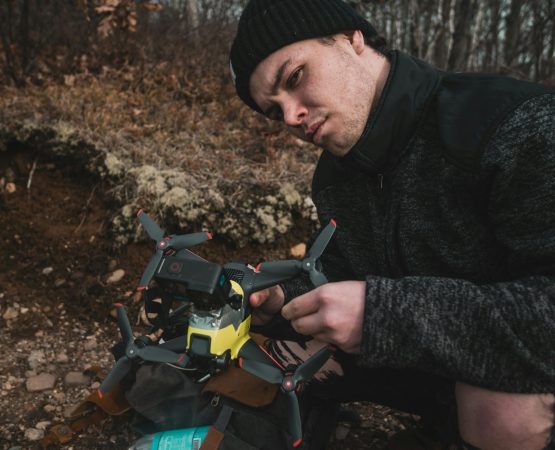 FPV ONE komanda ir įranga gamtoje