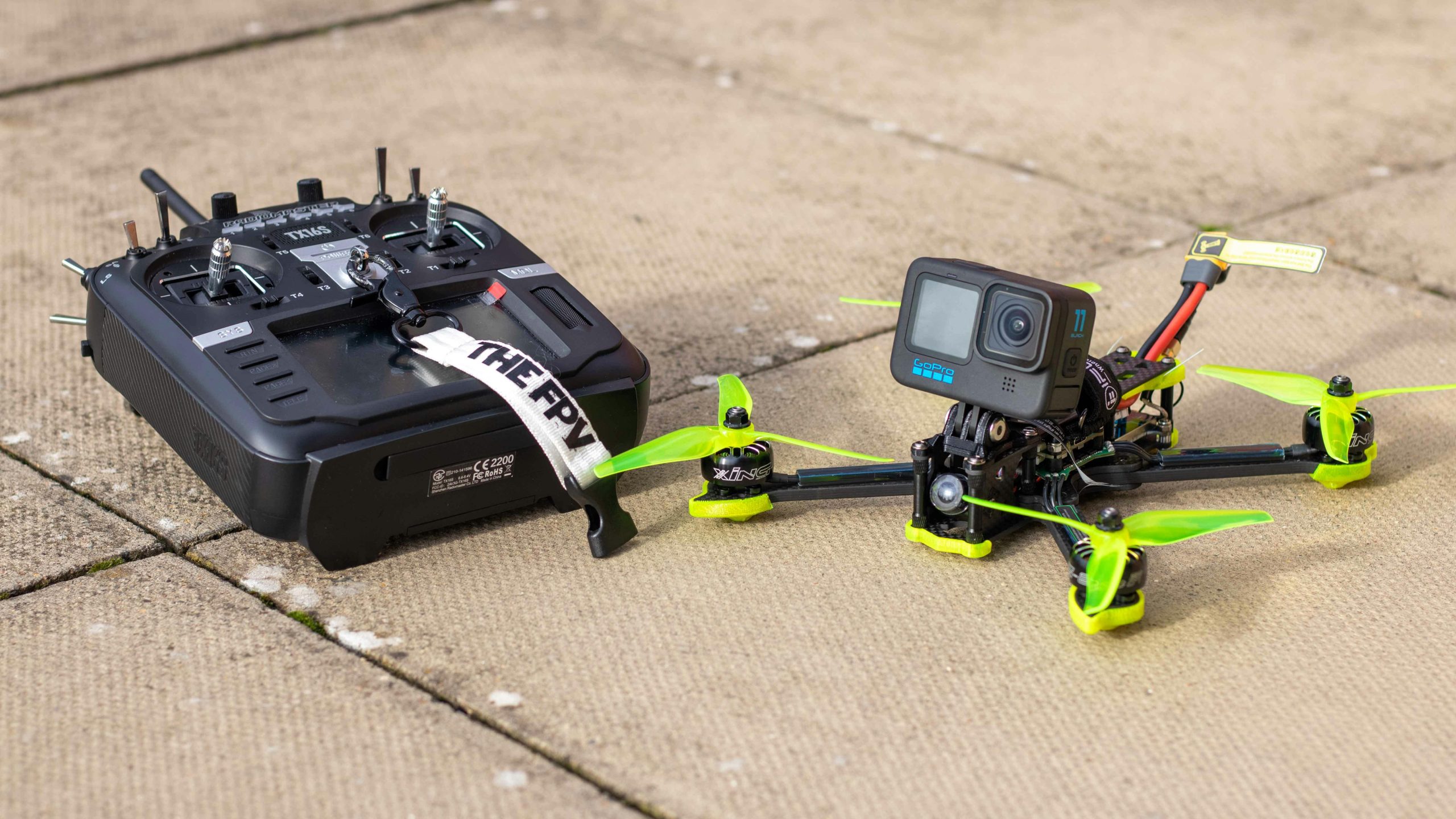 FPV ONE dronas skrydyje virš gamtos